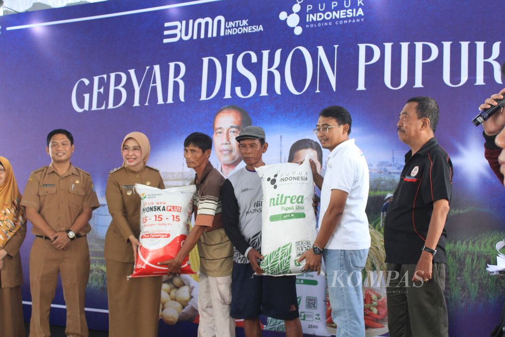 Sejumlah petani menerima pupuk nonsubsidi secara simbolis dalam acara Gebyar Diskon Pupuk di Gudang Pupuk Lini III Kedawung Cirebon, Jawa Barat, Senin (5/2/2024). 