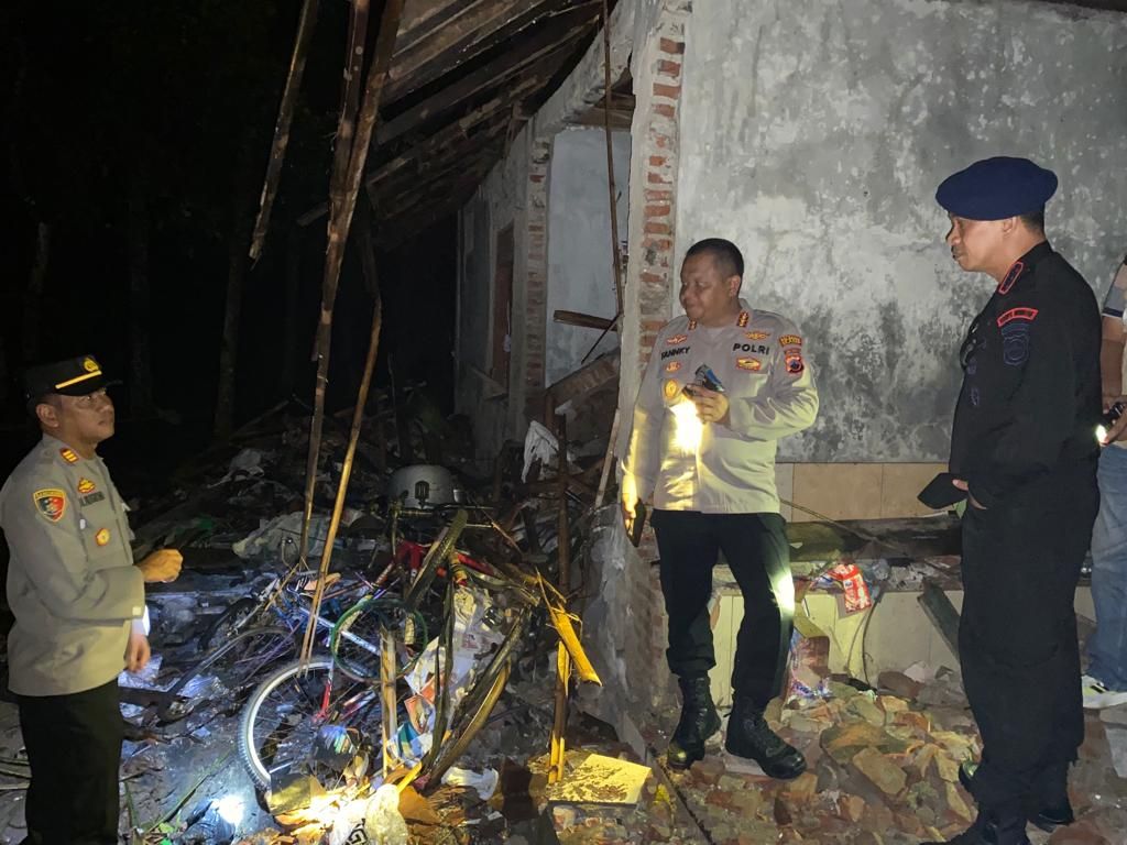 Jajaran Kepolisian Resor Kota Cilacap mengecek lokasi kejadian ledakan petasan di Majenang, Cilacap, Jawa Tengah, Sabtu (4/2/2023) malam. Ledakan petasan itu memakan korban jiwa.