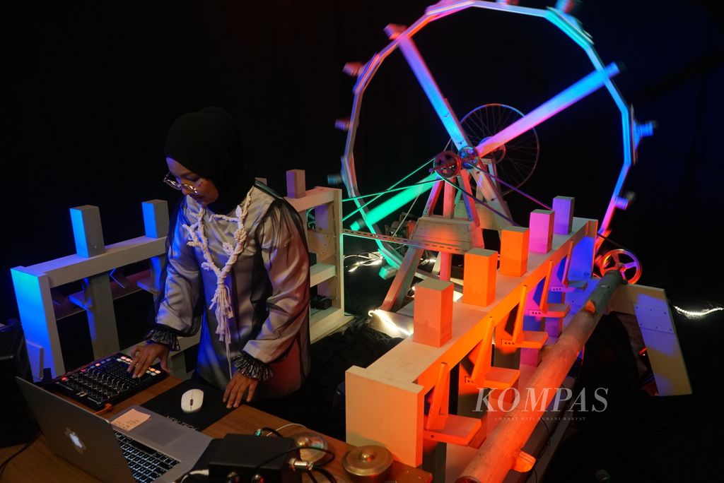 Komposer Rani Jambak menampilkan karya musik Kincia Aia: Malenong (M)ASO di Rumah Gagas, Nagari Lasi, Kecamatan Candung, Agam, Sumatera Barat, Jumat (22/7/2022) malam. Karya musik eksperimental itu terinspirasi dari teknologi <i>kincia aia </i>atau kincir air Minangkabau yang setidaknya sudah ada sejak 204 tahun silam.