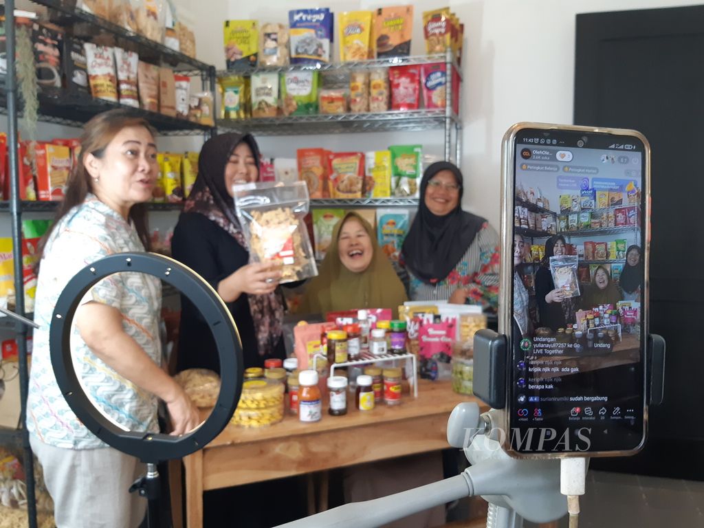 Para pelaku usaha mikro, kecil, dan menengah (UMKM) di Lampung mencoba <i>live</i> Tiktok untuk mempromosikan produk, Jumat (16/6/2023). Pemasaran ini dibantu oleh mahasiswa.