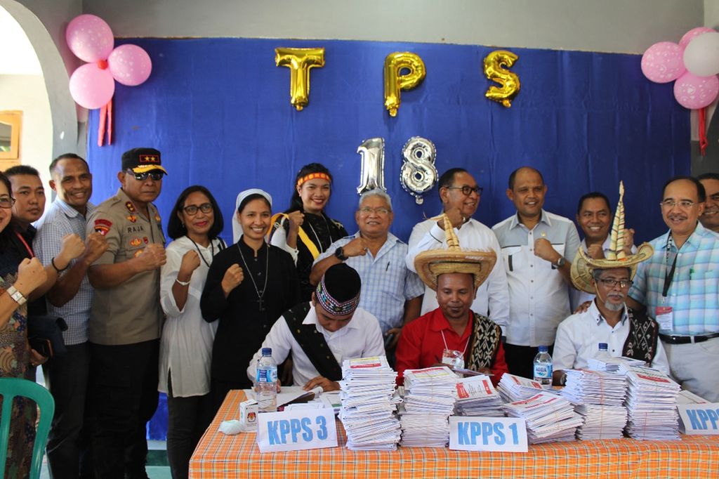 Sejumlah pejabat dan mantan pejabat daerah di Kupang bergembira bersama seusai mengunjungi salah satu TPS di Kupang pada pemilu untuk DPR RI, DPD RI, DPRD, dan presiden 2019.