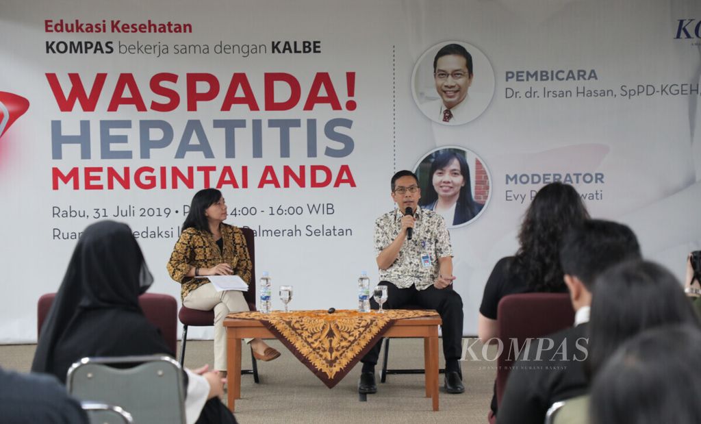 Edukasi kesehatan bertema Waspada Hepatitis Mengintai Anda menghadirkan pembicara Dr.dr. Irsan Hasan, SpPD-KGHE,FINASIM (kanan) dan moderator Evy Rachmawati di Gedung Kompas Gramedia, Jakarta, Rabu (31/7/2019). 