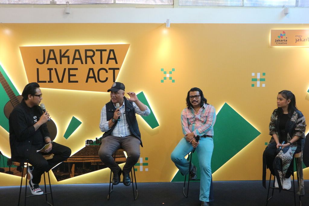 Para pembicara dalam kegiatan gelar wicara bertajuk Kalau Bukan Kita Siapa Lagi? dalam festival Jakarta Live Act yang diadakan oleh Dinas Pariwisata dan Ekonomi Kreatif di M Bloc Space yang terletak di kawasan Blok M, Kebayoran Baru, Jakarta Selatan, Sabtu (19/11/2022).