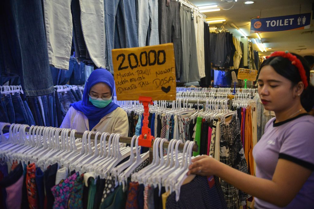 Warga memilih pakaian yang akan dibelinya di Pasar Senen, Jakarta Pusat, Kamis (2/3/2023). Masyarakat Indonesia masih menggemari berbelanja pakaian bekas atau <i>thrifting</i>. Kegemaran berbelanja pakaian bekas ini dapat mengancam pertumbuhan UMKM di Indonesia. Pakaian bekas juga dilarang diimpor seperti yang tertuang dalam Peraturan Menteri Perdagangan Nomor 51/M-DAG/PER/7/2015 tentang Larangan Impor Pakaian Bekas dan Permendag Nomor 18 Tahun 2021. Pada 15 Februari, Kepala Polda Kepri Inspektur Jenderal Tabana Bangun mengatakan, polisi menyita dua kontainer berukuran 40 kaki berisi 1.200 karung pakaian bekas berbagai jenis dengan nilai barang bekas ditaksir Rp 1 miliar.