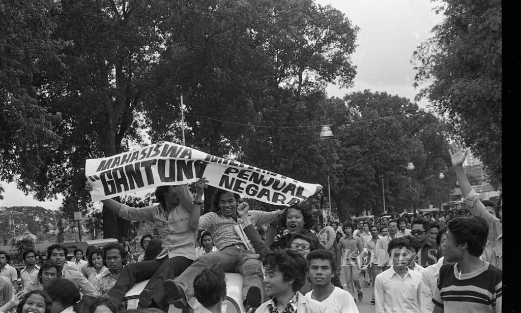 Unjuk rasa peristiwa Malari di sekitar Monumen Nasional (Monas) dan Istana Merdeka, Jakarta, 15 Januari 1974.