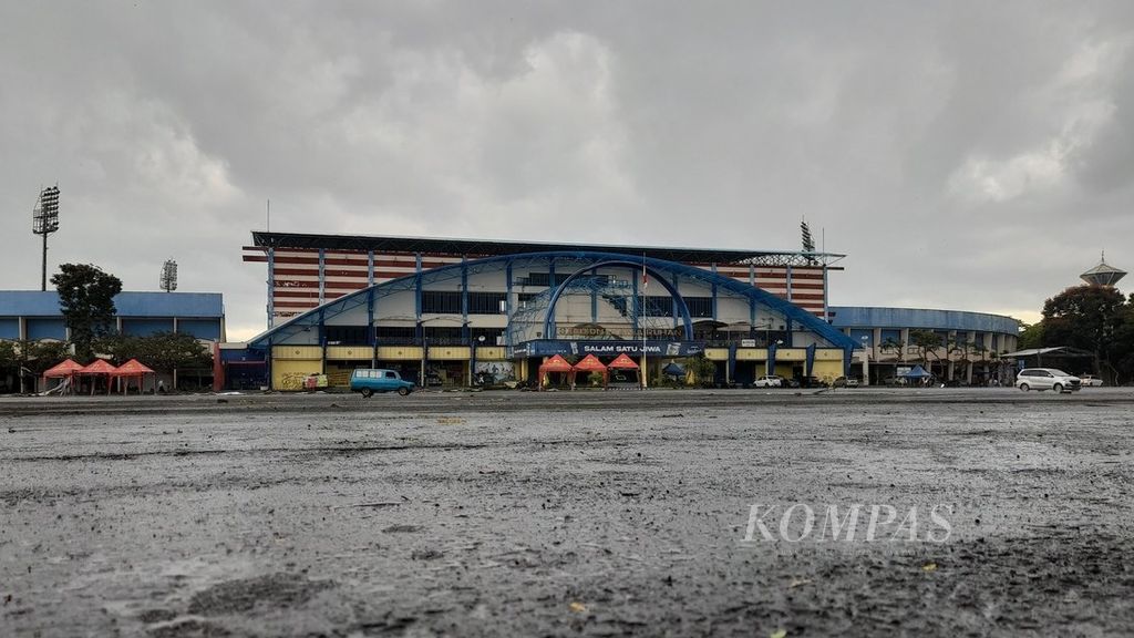 Mendung menggelayut di atas Stadion Kanjuruhan di Kabupaten Malang, Jawa Timur, Senin (10/10/2022). Sementara halaman stadion masih basah oleh hujan yang baru saja reda.
