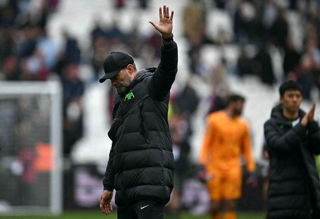 Liverpool manager Jurgen Klopp waves to the Liverpool supporters after the English Premier League match against West Ham United at London Stadium on Saturday (27/4/2024). The match ended in a 2-2 draw.