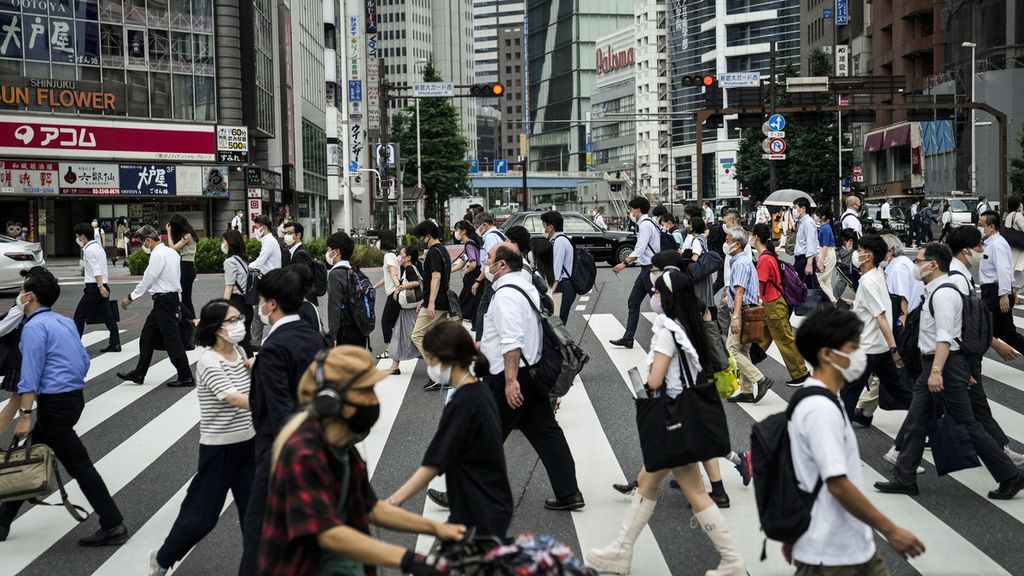 Suasana persimpangan jalan di Tokyo, Jepang, pada jam sibuk tanggal 13 Juli 2021.