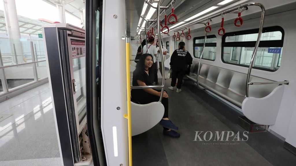 Awak media dan penggiat sosial media mencoba kereta ringan atau Light Rail Transit (LRT) Jakarta rute Velodrome-Kelapa Gading dari Stasiun Velodrome, Rawamangun, Jakarta Timur, Senin (25/2/2019). 