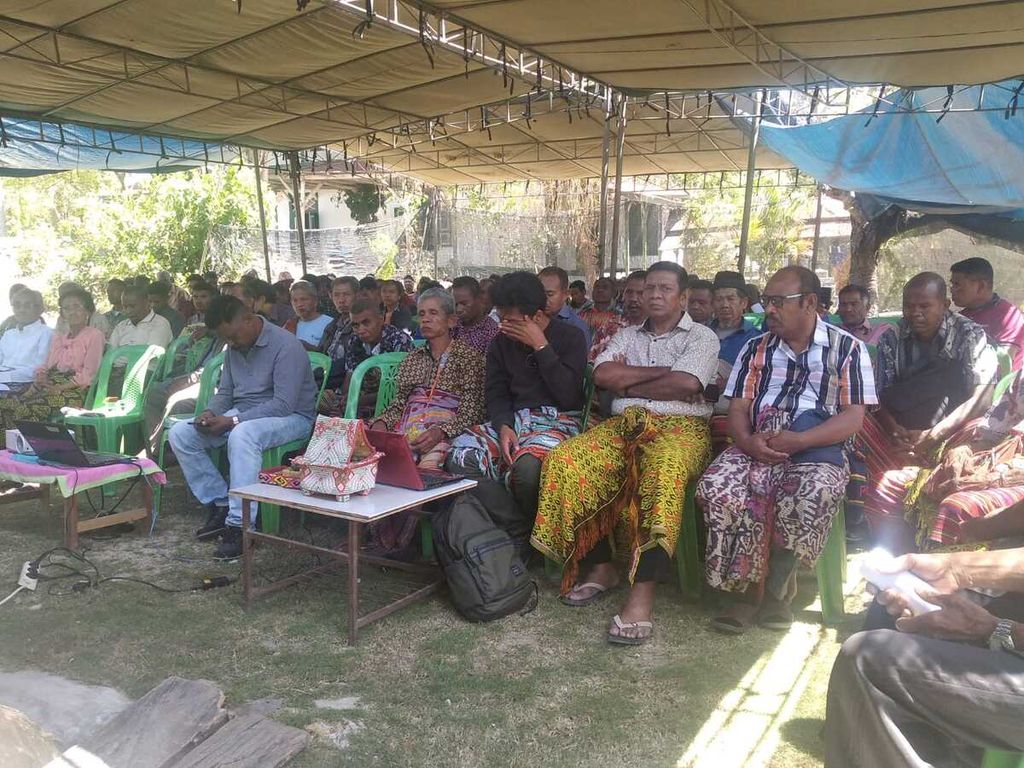 Pertemuan para tetua adat Amanuban Timor Tengah Selatan di rumah adat Sunkolo di Niki-Niki, TTS. Mereka membahas sejumlah desa di bawah Kerajaan Amanuban yang dikhawatirkan masuk kawasan hutan lindung dan bagaimana cara mengatasi hal ini.