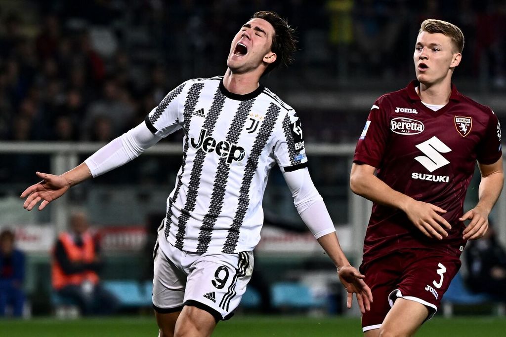 Ekspresi penyerang Juventus Dusan Vlahovic (kiri) dalam pertandingan Liga Italia antara Torino dan Juventus di Stadion Olimpiade, Turin, Sabtu (15/10/2022). Juventus menang tipis, 1-0 atas Torino melalui gol tunggal Vlahovic. 