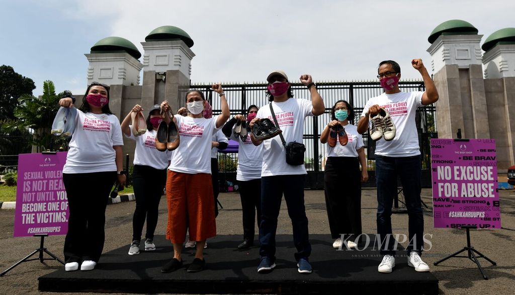 Para pegiat hak-hak perempuan mengikuti aksi 500 Langkah Awal Sahkan RUU Penghapusan Kekerasan Seksual (PKS) di depan Gedung DPR, Senayan, Jakarta, Rabu (25/11/2020). Aksi tersebut merupakan bagian dari Kampanye 16 Hari Anti-Kekerasan terhadap Perempuan untuk mendorong upaya penghapusan kekerasan terhadap perempuan di seluruh dunia. Komnas Perempuan mendesak legislatif untuk menjadikan RUU PKS yang menjadi payung hukum bagi korban kekerasan seksual agar masuk dalam Prolegnas 2021.