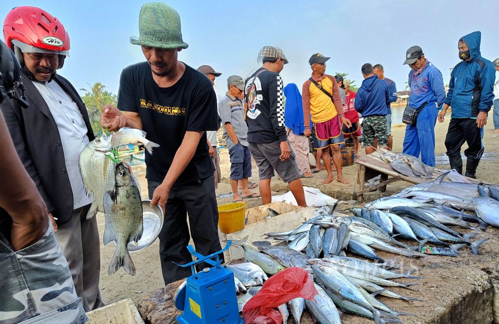 Suasana penjualan ikan di Tempat Pelelangan Ikan (TPI) Ciwaru di Kecamatan Ciemas, kawasan Geopark Ciletuh, Sukabumi, Jawa Barat, Jumat (26/8/2022). TPI ini menjadi tempat jual beli ikan tangkapan nelayan.