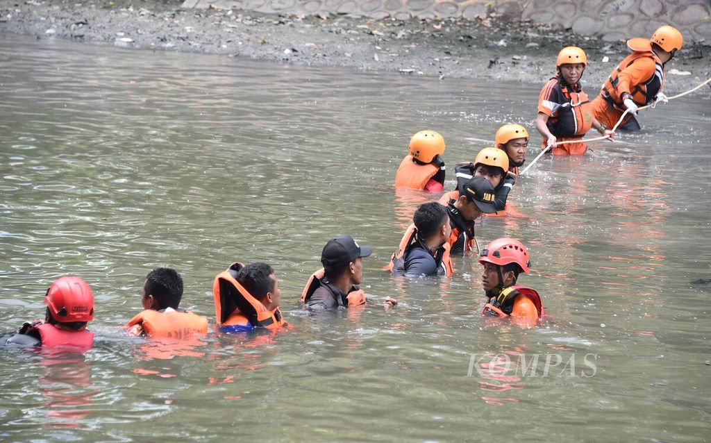 Tim SAR Gabungan mencari Jenazah Mohammad Pradita Safila (14) yang tenggelam saat mencari ikan di Sungai Kalimas, Surabaya, Jawa Timur, Rabu (21/10/2020). Mohammad Pradita tersangkut di lumpur dasar sungai yang akhirnya dapat ditemukan oleh tim penyelam. Jenazah ditemukan setelah dilakukan pencarian selama dua hari.