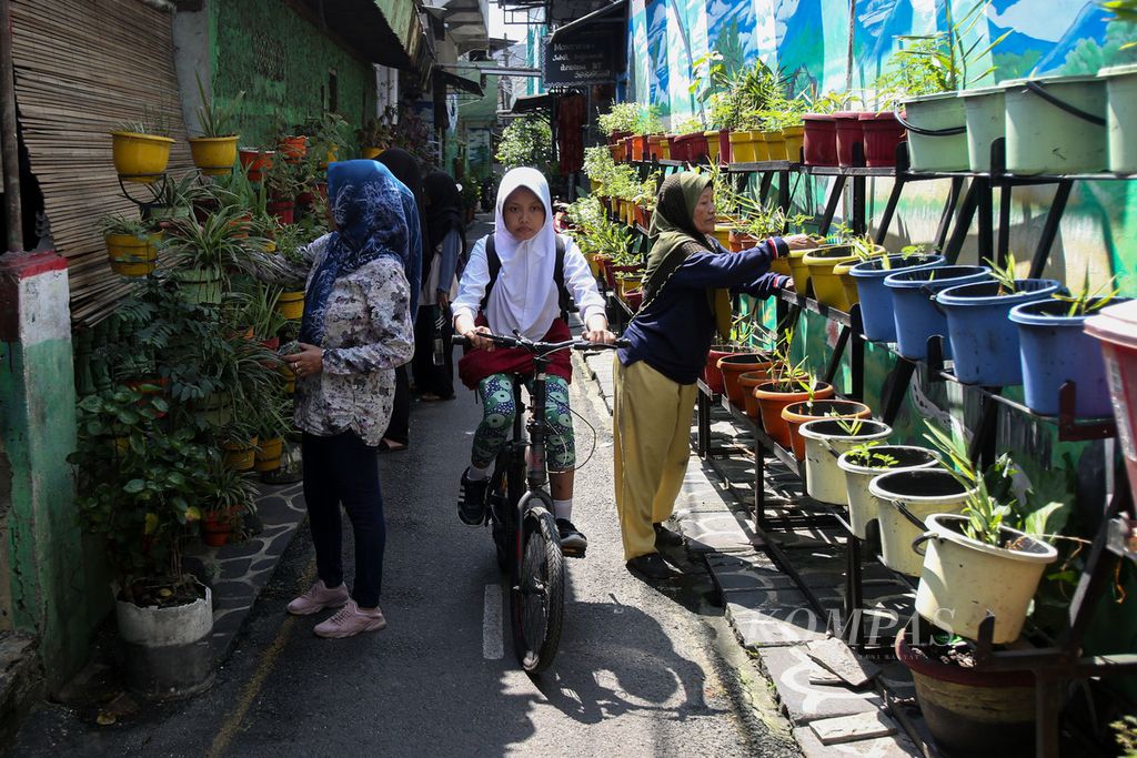 Warga melihat tanaman obat keluarga yang ditanam di RW 007 Kelurahan Kembangan Utara, Kecamatan Kembangan, Jakarta Barat, Senin (8/7/2024).  Selain berkontribusi pada lingkungan, kegiatan ini juga menjadi salah satu cara warga untuk meningkatkan ketahanan pangan. 