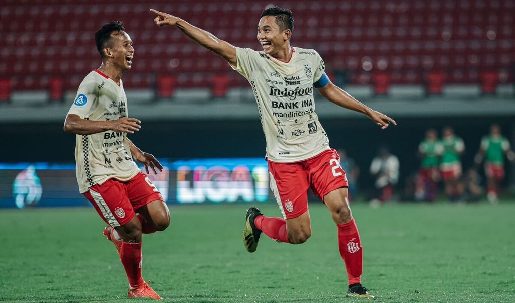 Ekspresi dua pemain Bali United FC, Ricky Fajrin Saputra (kanan) dan M Rahmat, dalam laga lanjutan BRI Liga 1 2023/2024 melawan Arema FC di Stadion Kapten I Wayan Dipta, Gianyar, Jumat (21/7/2023) malam.
