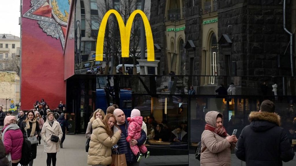 Warga berfoto di depan restoran McDonald’s di Lapangan Pushkinskaya, pusat kota Moskwa, Rusia, pada hari terakhir restoran itu buka, Minggu (13/3/2022), Restoran McDonald’s itu adalah restoran waralaba pertama yang dibuka pada era Uni Soviet pada 31 Januari 1990. 