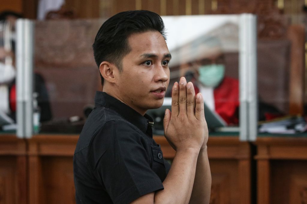 Terdakwa Richard Eliezer atau Bharada E meninggalkan ruang sidang di Pengadilan Negeri Jakarta Selatan, Rabu (11/1/2023). Hakim menunda sidang pembacaan tuntutan terhadap Richard Eliezer selama sepekan. Jaksa penuntut umum meminta penundaan karena terdakwa Putri Candrawathi belum diperiksa. 