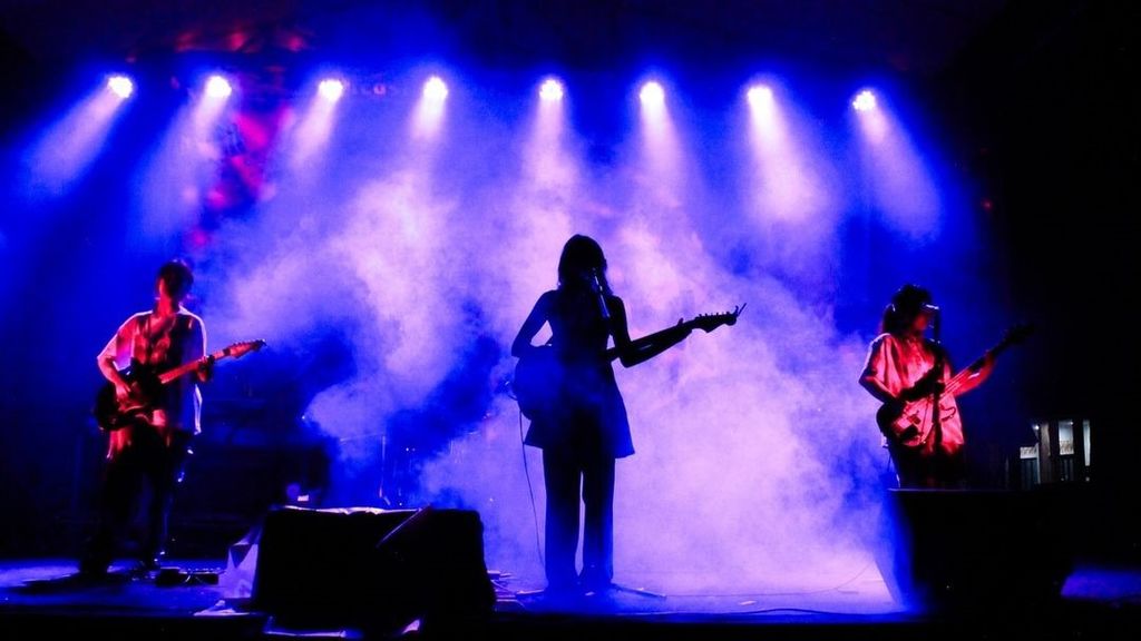  Aksi panggung band kampus MadMax dari UPN Veteran Jakarta yang semua anggotanya perempuan. 