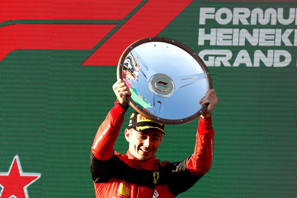 Pebalap Ferrari, Charles Leclerc (kiri), merayakan kemenangannya di balapan Formula 1 seri Australia di Melbourne Park, Minggu 10/4/2022) lalu. Ia kini memuncaki klasemen sementara pebalap. 