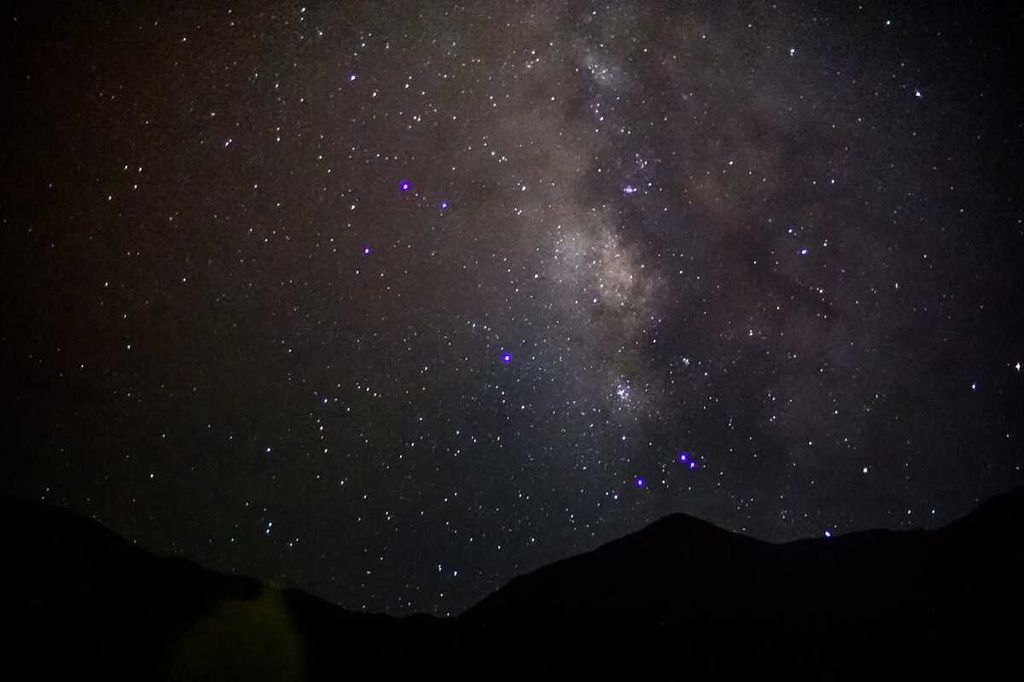 Langit malam saat perjalanan Royke Lumowa ketika menuju kota Lhasa, Tibet, September 2023.