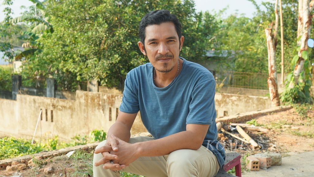 Aidil Fikri (39) memegang dua produk kopi asal Semendo dan Pagar Alam yang dia dapatkan dari sejumlah petani binaan. Pembinaan terhadap petani sudah ia lakukan sejak 2017 dan terus berkembang ke lima daerah di Sumsel.