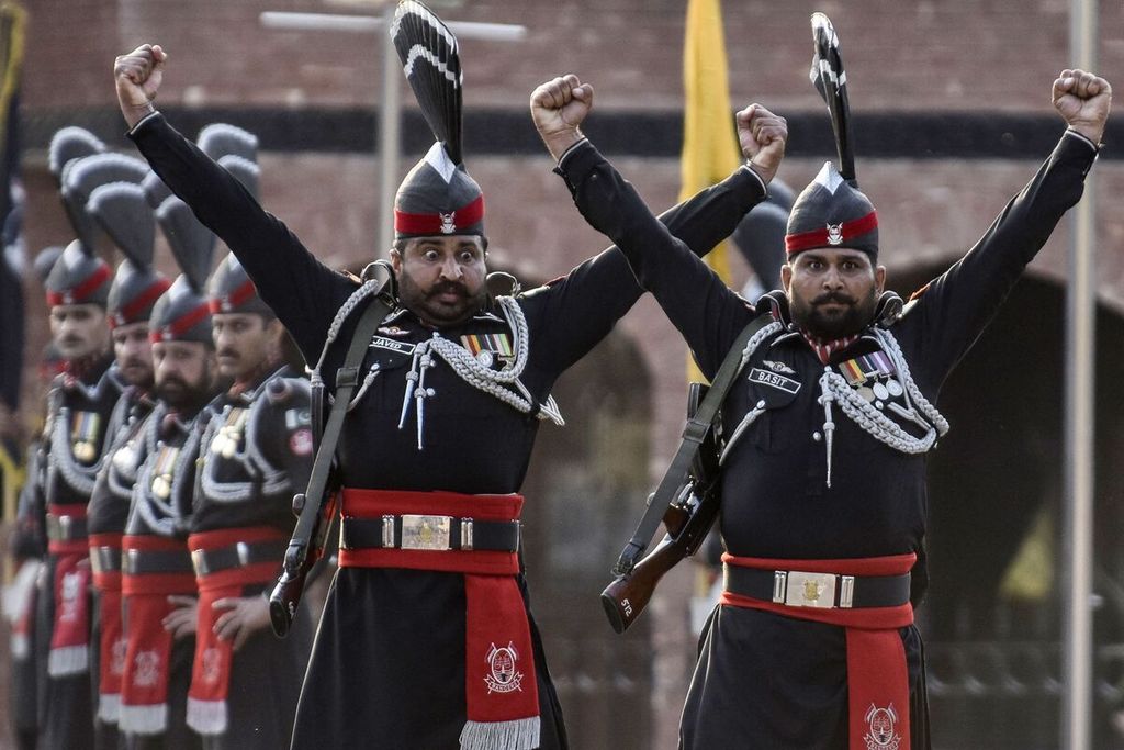 Anggota pasukan Ranger Pakistan ambil bagian pada sebuah upacara di pos perbatasan India-Pakistan di Wagah, sekitar 35 kilometer dari Amritsar, India, 9 Maret 2022. 