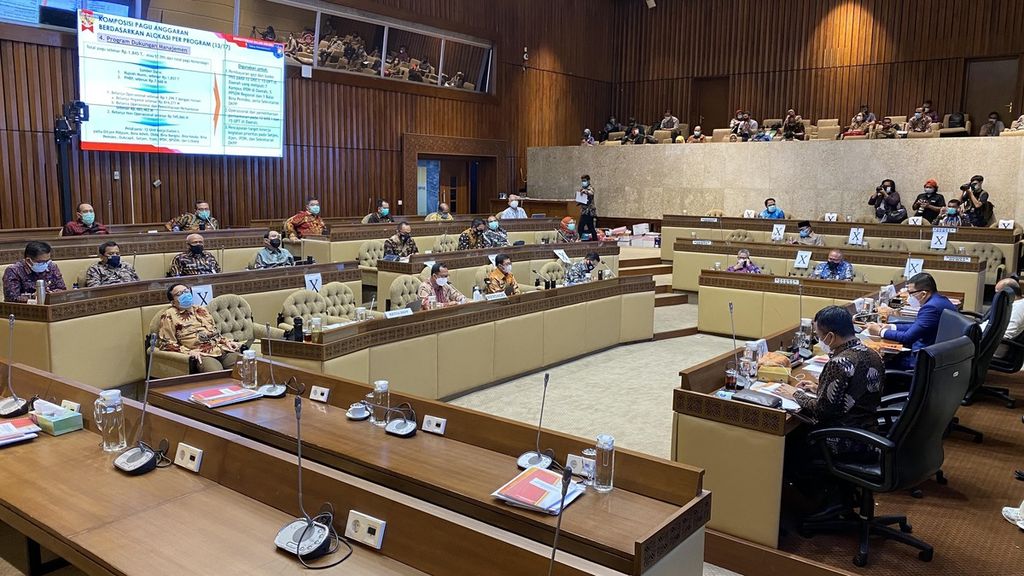 Komisi II DPR menggelar rapat bersama Kementerian Dalam Negeri dan Dewan Kehormatan Penyelenggara Pemilu untuk membahas pagu anggaran Kementerian Dalam Negeri 2021 di Kompleks Parlemen Senayan, Jakarta, Senin (21/9/2020). 