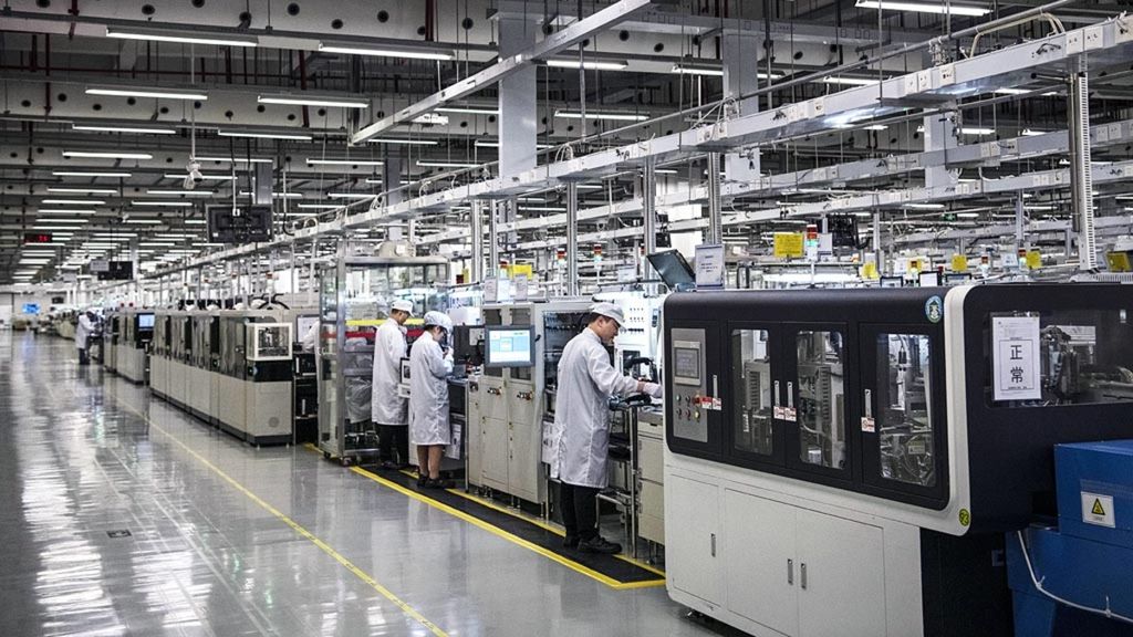 Para pekerja terlihat di jalur produksi di pusat produksi Huawei pada 11 April 2019 di Dongguan, dekat Shenzhen, China. 