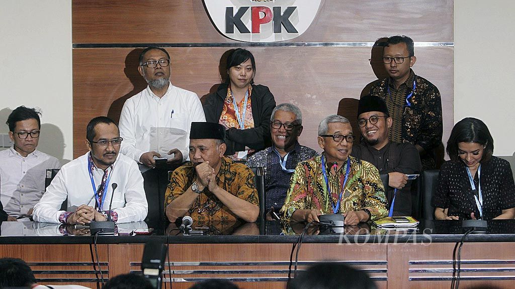  Sejumlah  mantan pimpinan Komisi Pemberantasan Korupsi (KPK) dan  aktivis antikorupsi, antara lain (dari kiri) Usman Hamid, Abraham Samad, Ketua KPK Agus Rahardjo, Busyro Muqoddas, Najwa Shihab,  dan Mochtar Pabottingi (tidak terlihat), serta Bambang Widjojanto (berdiri di belakang, baju putih), hadir dalam konferensi pers seusai bertemu   di Gedung KPK, Jakarta, Selasa (31/10). Selain  bersilaturahim,  kedatangan  mantan pimpinan KPK dan  aktivis antikorupsi tersebut juga  untuk mendorong pimpinan KPK mengusulkan tim gabungan pencari fakta  guna mengungkap pelaku  di balik penyiraman air keras terhadap penyidik  senior KPK, Novel Baswedan.