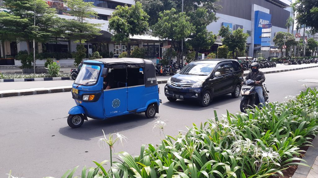 Bajaj melintas di Sarinah, Jakarta Pusat, 7 April 2020.