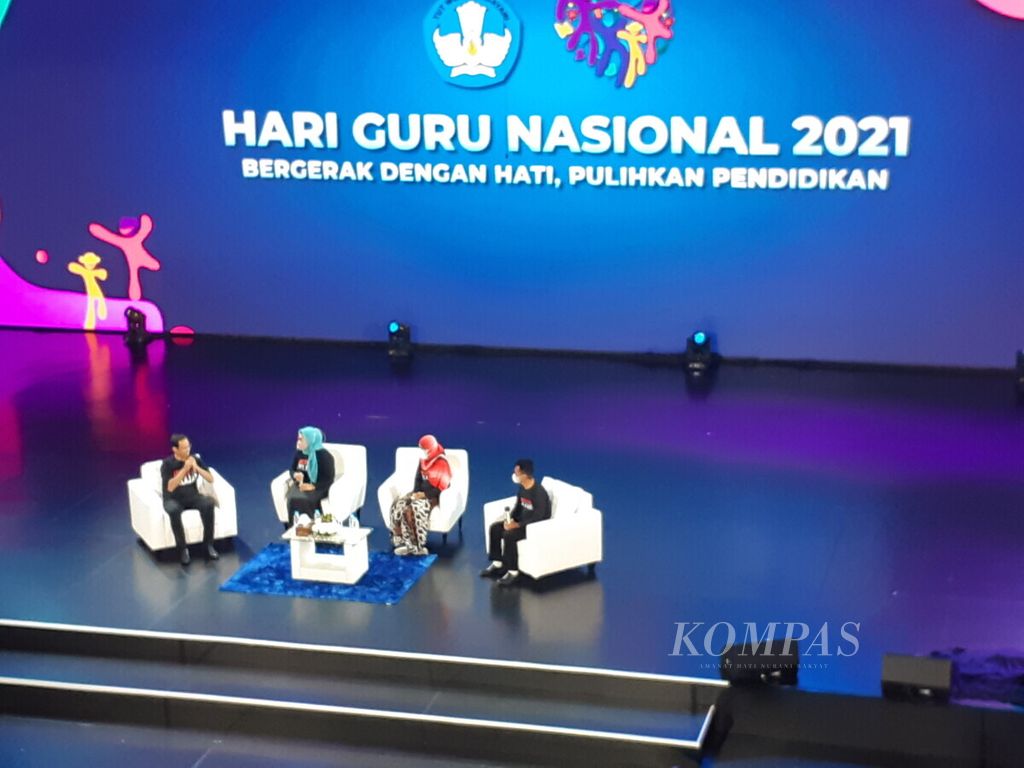 Mendikbudristek Nadiem Anwar Makarim (kiri) berdialog dengan perwakilan guru penggerak, guru honorer yang menjadi guru PPPK, serta kepala sekolah penggerak di acara puncak peringatan Hari Guru Nasional 2021 di Jakarta, Kamis (25/11/2021).