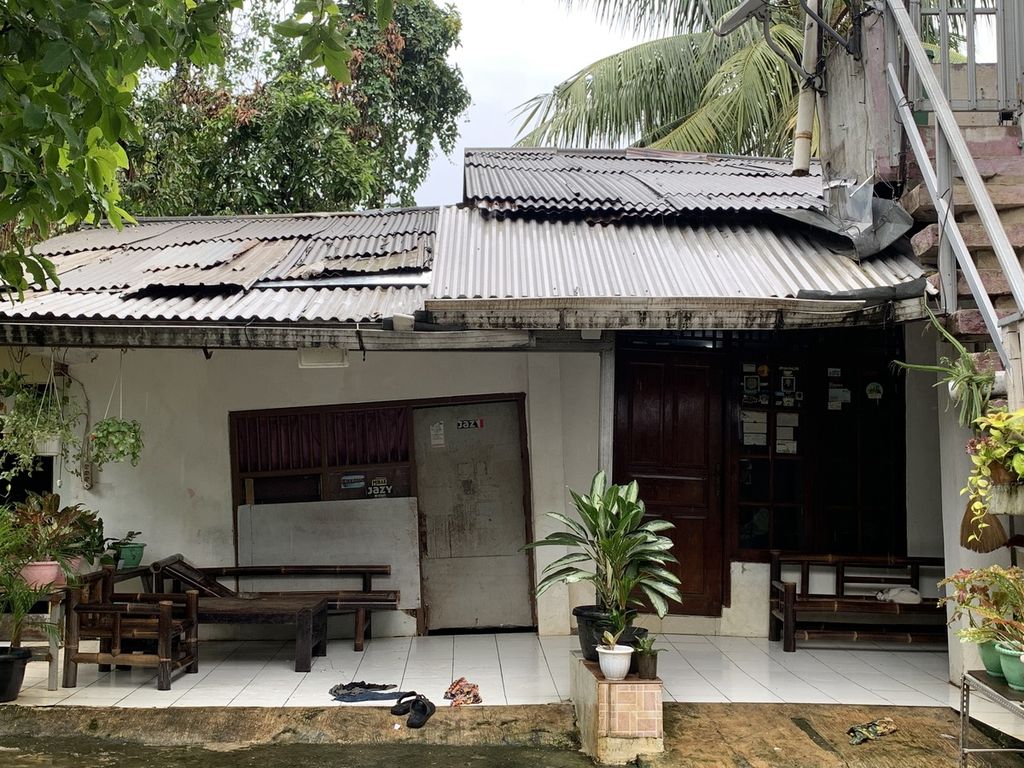 Tampak depan rumah yang ditempati oleh Gatot Meikusuma (38) di RT 015 RW 011, Kelurahan Pela Mampang, Kecamatan Mampang Prapatan, Jakarta Selatan, Kamis (17/11/2022). Salah satu sisi rumah miring akibat pergerakan tanah.