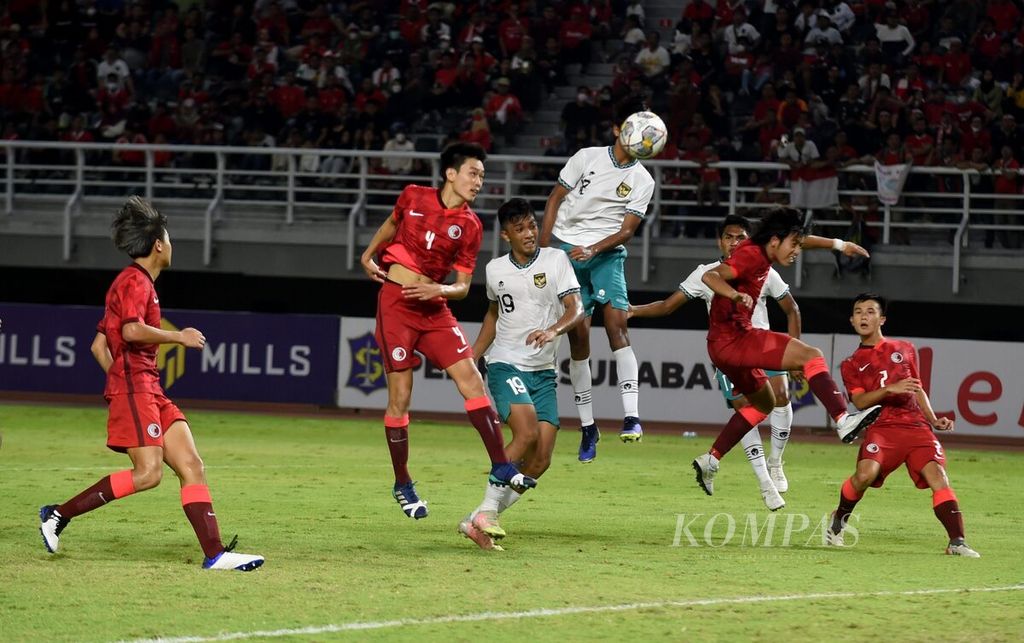 Pemain Indonesia Achmad Maulana Syarif menyundul bola ke gawang Hongkong dalam Laga Kualifikasi Piala Asia U-20 di Stadion Gelora Bung Tomo, Kota Surabaya, Jawa Timur, Jumat (16/9/2022). Indonesia menang 5-1.