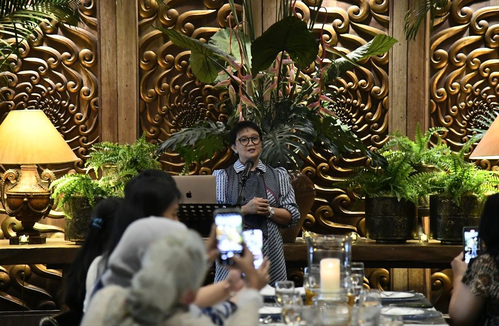 Menteri Luar Negeri RI Retno Marsudi memaparkan risalah aneka upaya diplomasi RI dalam dua bulan terakhir, Rabu (27/12/2023) di Jakarta. Ia menyambangi beberapa negara untuk membahas antara lain soal perang Gaza