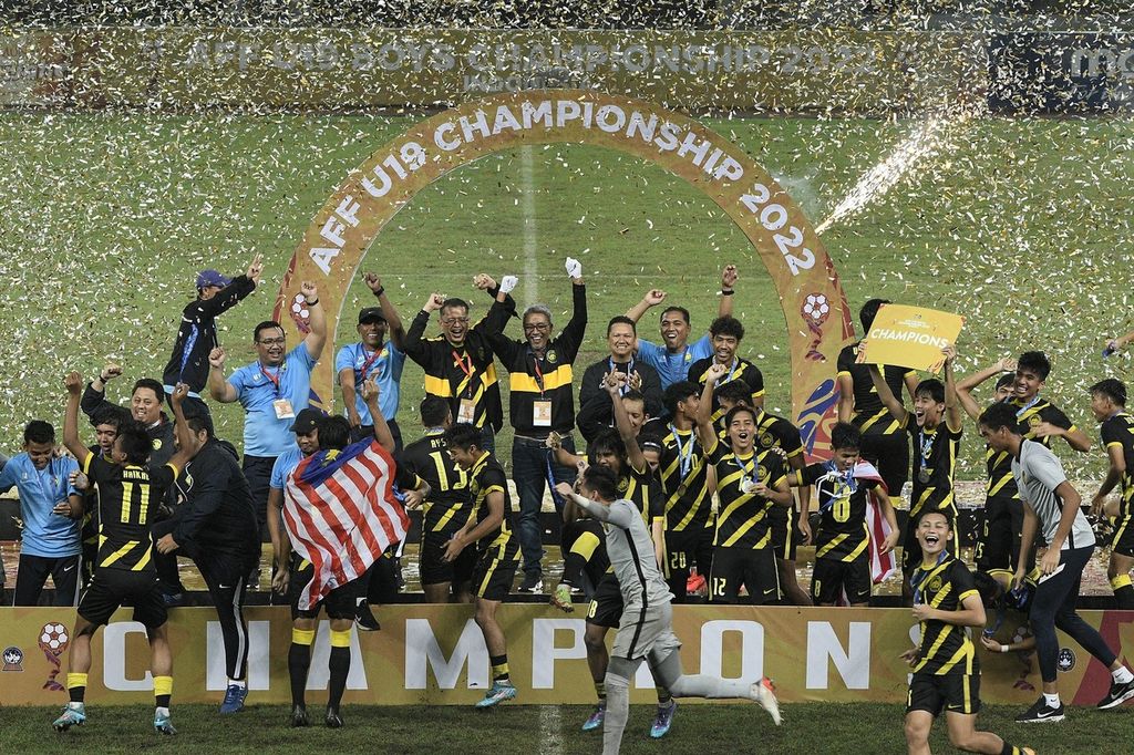 Sejumlah pesepak bola Timnas Malaysia U-19 bersama official melakukan selebrasi saat juara Piala AFF U19 2022 di Stadion Patriot Chandrabhaga, Bekasi, Jawa Barat, Jumat (15/7/2022). Malaysia menang atas Laos dengan skor 2-0.