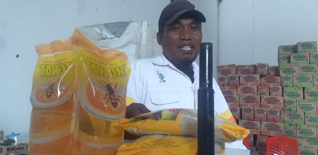 Minyak goreng dijual di gerai Rumah Kita di areal Pelabuhan Lewoleba, Kabupaten Lembata, Nusa Tenggara Timur, pada Rabu (2/11/2022). Harga jualnya Rp 17.000 per liter, sedangkan di pasar mencapai Rp 20.000 per liter.
