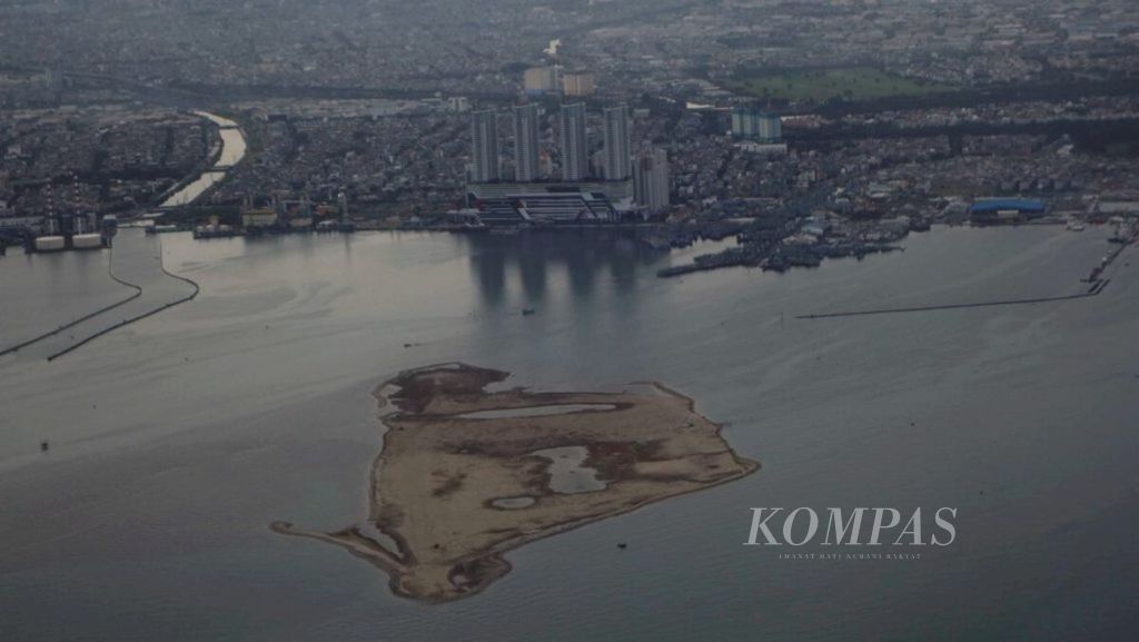 Pulau G, salah satu daratan yang muncul karena reklamasi di Teluk Jakarta, Senin (16/1/2017). 