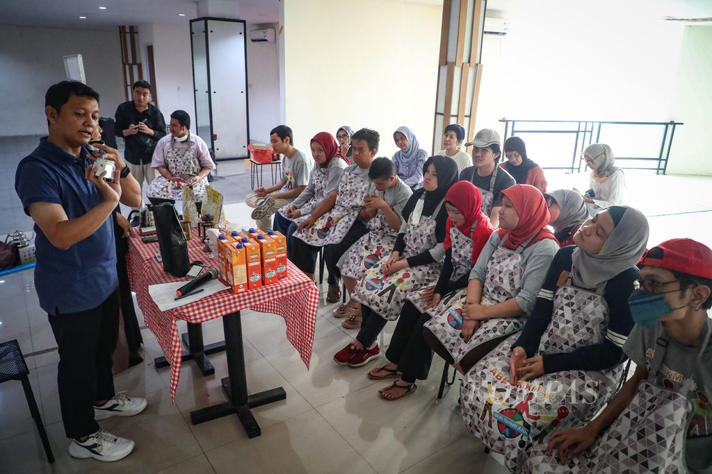 Suasana pelatihan membuat kopi untuk anak berkebutuhan khusus di Pasar Gintung, Tangerang Selatan, Banten, Rabu (23/8/2023).