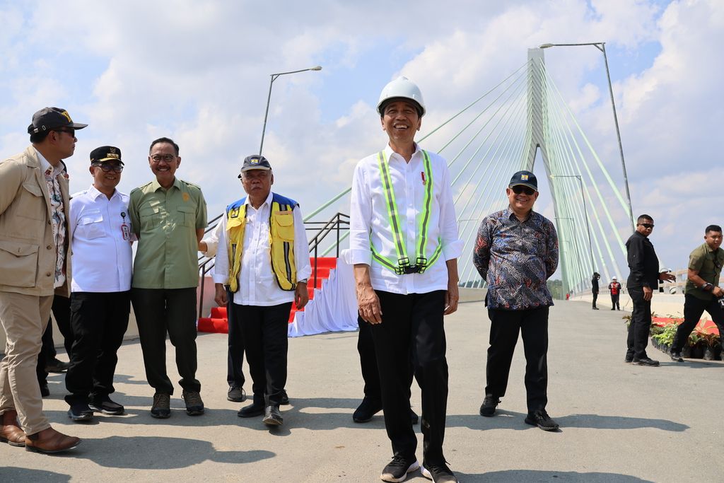 Presiden Joko Widodo meninjau Jembatan Pulau Balang sembari mengecek pembangunan ruas jalan tol Balikpapan-Ibu Kota Nusantara segmen 3B, Rabu (1/11/2023). 