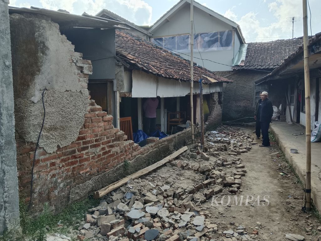 Salah satu rumah warga di Desa Cibereum, Kecamatan Kertasari, Kabupaten Bandung, Jawa Barat, yang rusak berat akibat gempa berkekuatan magnitudo 5,0 pada Rabu (18/9/2024) pukul 09.4 WIB. Gempa terjadi di darat pada kedalaman dangkal, yakni 10 kilometer.  