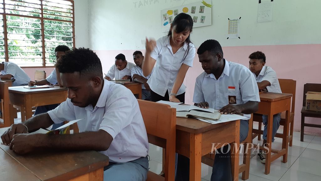 Suasana belajar di ruang kelas II SMA Negeri Tembuni, Kabupaten Teluk Bintuni, Papua Barat. Di sekolah itu banyak murid yang sudah berumur memilih tetap sekolah demi menggapai cita-cita.