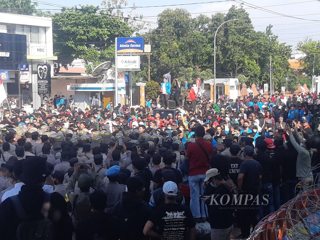 Ratusan mahasiswa berunjuk rasa di depan Kantor DPRD Kota Cirebon, Jawa Barat, Senin (11/4/2022).