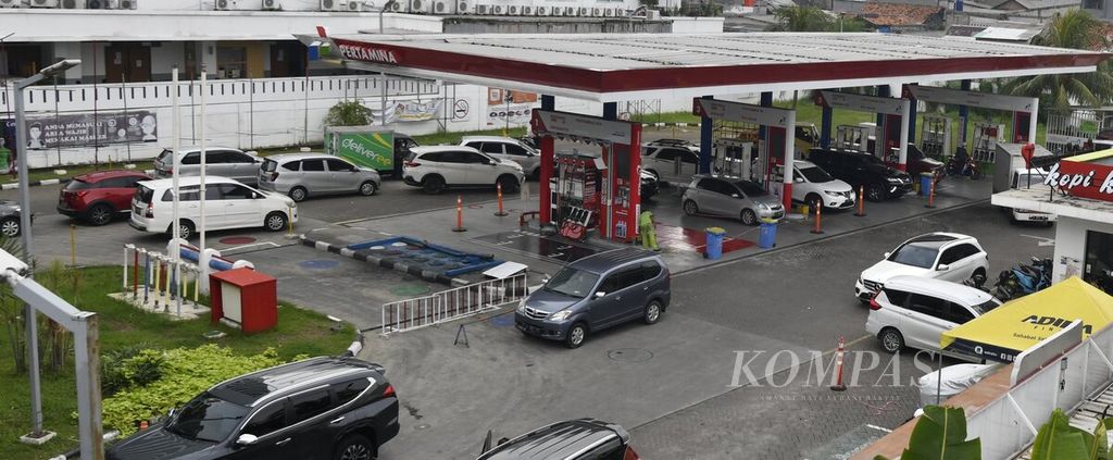 Kendaraan mengisi bahan bakar di salah satu SPBU Pertamina di Jakarta, Kamis (31/3/2022). PT Pertamina (Persero) menyesuaikan harga jual bahan bakar nonsubsidi jenis pertamax atau BBM RON 92 yang saat ini dijual dengan harga Rp 9.000 per liter. Harga minyak dunia yang melonjak tinggi pada Maret 2022 memicu kenaikan harga keekonomian BBM jenis pertamax pada April.