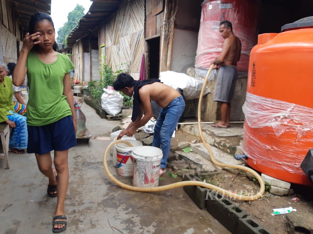 A number of former residents of Susun Bayam Village are sharing clean water in a temporary shelter located in Tongkol Street, Ancol Village, Pademangan District, North Jakarta on Sunday (26/5/2024). They have been living there since being evicted from Susun Bayam Village.