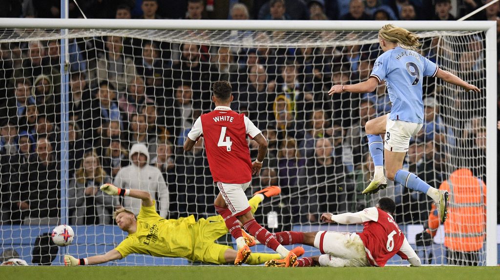 Pemain Manchester City Erling Haaland (kanan) mencetak gol ke gawang Arsenal pada laga Liga Inggris di Stadion Etihad, Manchester, Inggris, Kamis (27/4/2023) dini hari WIB. City menang 4-1 pada laga itu. 