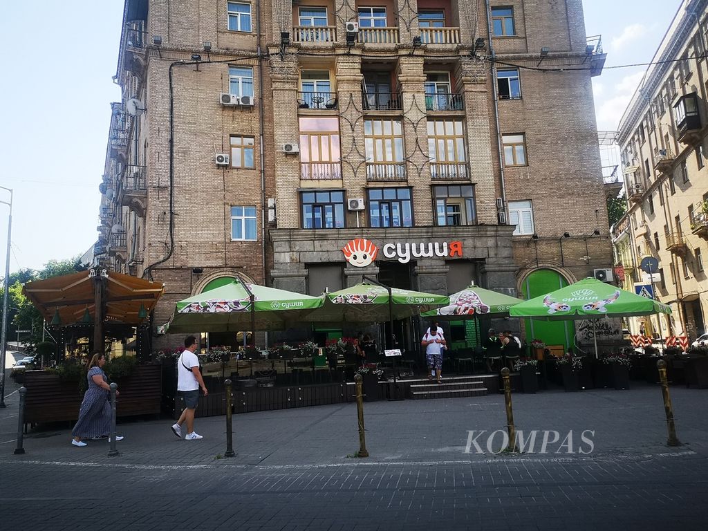 Warga bercengkerama di salah satu restoran di salah satu sudut Kota Kyiv, Ukraina, Sabtu (11/6/2022). Geliat ekonomi di Kyiv mulai terasa seiring beroperasinya pusat perbelanjaan, restoran, hotel, kios, dan kantor perbankan. (KOMPAS/HARRY SUSILO)