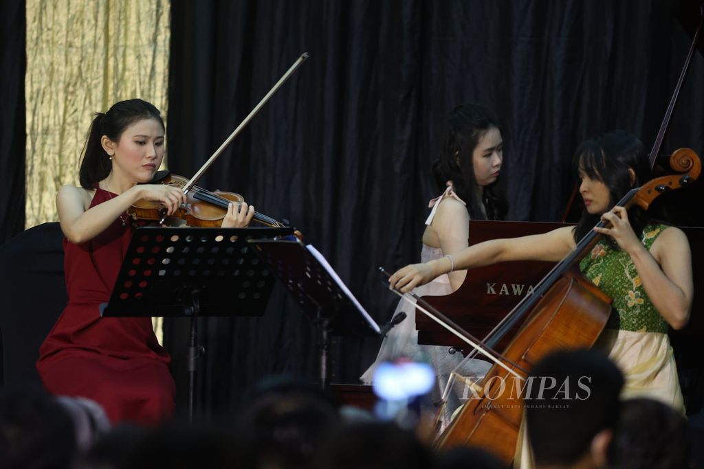 Violinis Lidya Evania Lukito dan pianis Jeneffer Widjaja menghadirkan pemain cello Neam SR Hidayat saat memainkan komposisi karya Astor Piazolla dalam konser Exotic Rendezvous di Hotel Atria, Magelang, Jawa Tengah, Jumat (18/11/2022) malam. 