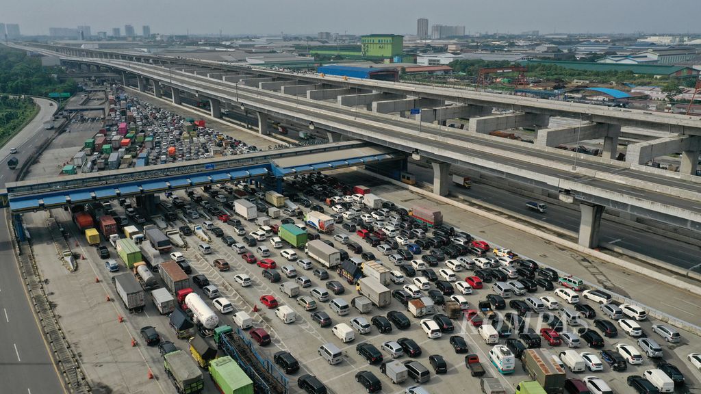 Foto udara kemacetan lalu lintas di gerbang tol Cikarang Utama akibat dari penyekatan arus mudik kendaraan di Jalan Tol Cikampek KM 31, Cikarang Barat, Kabupaten Bekasi, Jawa Barat, Kamis (6/5/2021). 