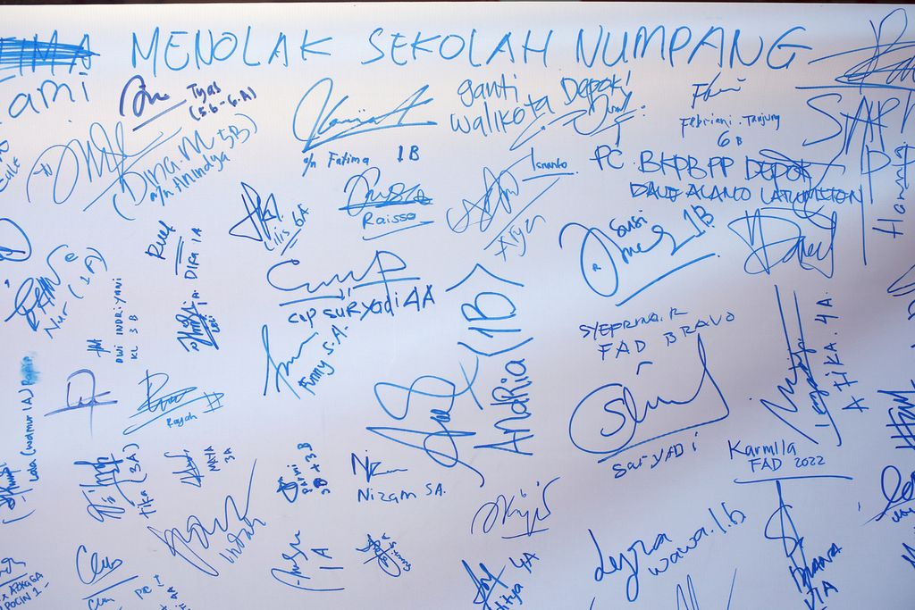 Poster berisikan tanda tangan dari siswa dan siswi SDN Pondok Cina 1, Depok, Jawa Barat, Rabu (16/11/2022). 